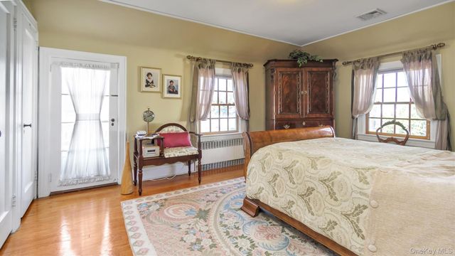 21 Bayview Avenue, Great Neck, NY 11021