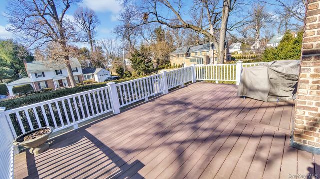 21 Bayview Avenue, Great Neck, NY 11021