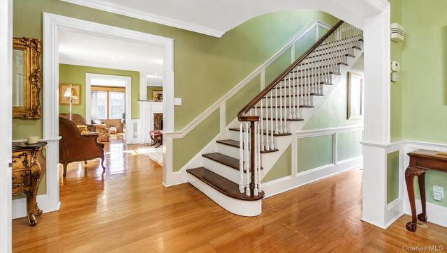 21 Bayview Avenue, Great Neck, NY 11021