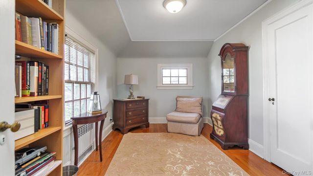 21 Bayview Avenue, Great Neck, NY 11021