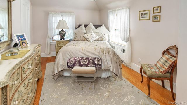 21 Bayview Avenue, Great Neck, NY 11021
