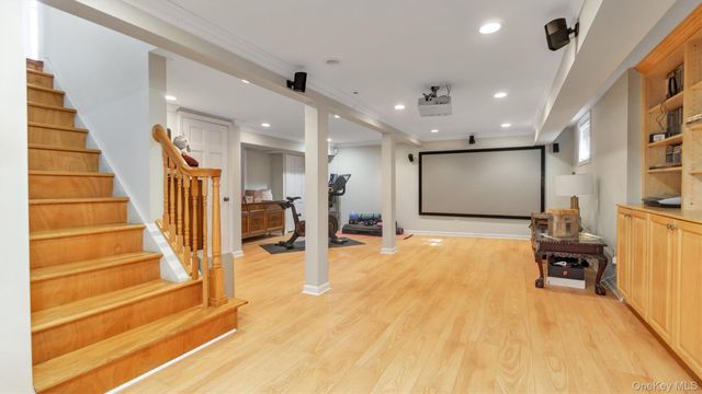 21 Bayview Avenue, Great Neck, NY 11021