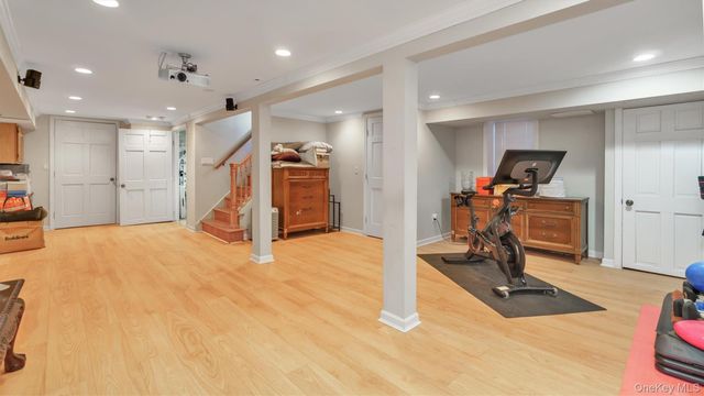 21 Bayview Avenue, Great Neck, NY 11021