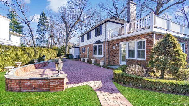 21 Bayview Avenue, Great Neck, NY 11021