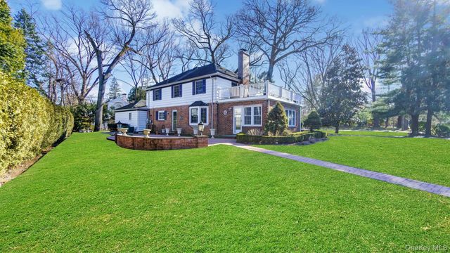 21 Bayview Avenue, Great Neck, NY 11021