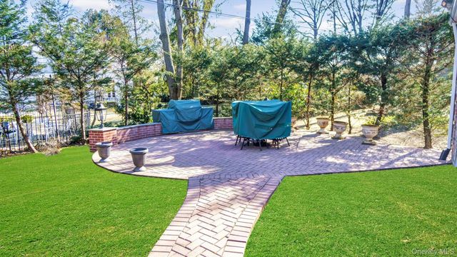 21 Bayview Avenue, Great Neck, NY 11021
