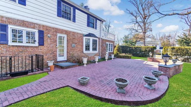 21 Bayview Avenue, Great Neck, NY 11021