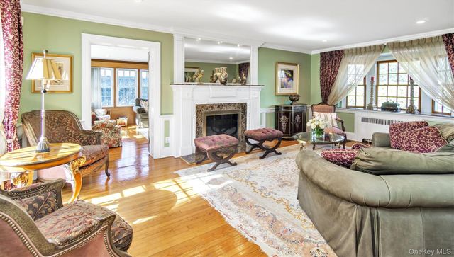 21 Bayview Avenue, Great Neck, NY 11021