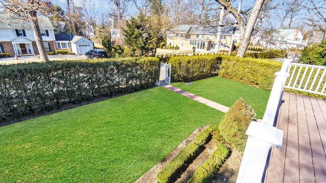 21 Bayview Avenue, Great Neck, NY 11021