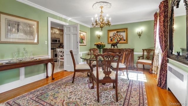 21 Bayview Avenue, Great Neck, NY 11021