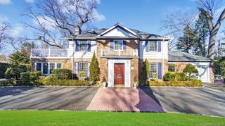 21 Bayview Avenue, Great Neck, NY 11021
