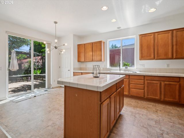 14332 TALAWA Dr, Oregon City, OR 97045