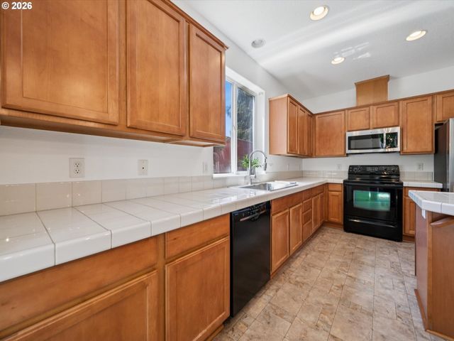 14332 TALAWA Dr, Oregon City, OR 97045