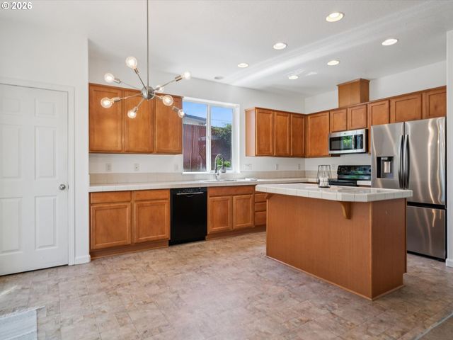 14332 TALAWA Dr, Oregon City, OR 97045