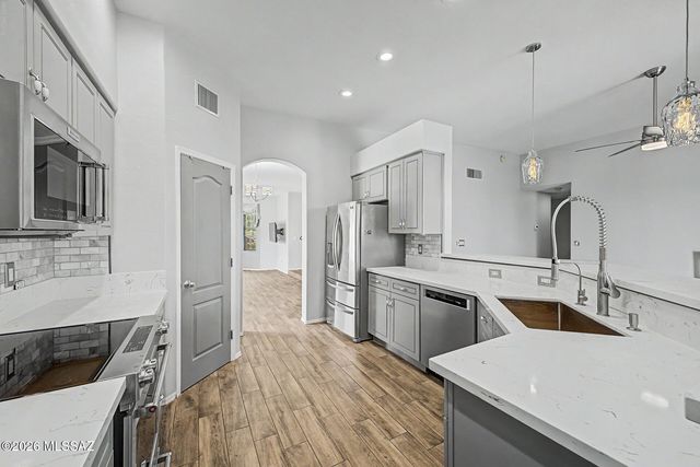 9821 N Sunset Creek Place, Tucson, AZ 85742