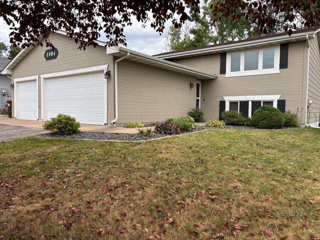7101 Upper 17th Street N, Oakdale, MN 55128 — exterior