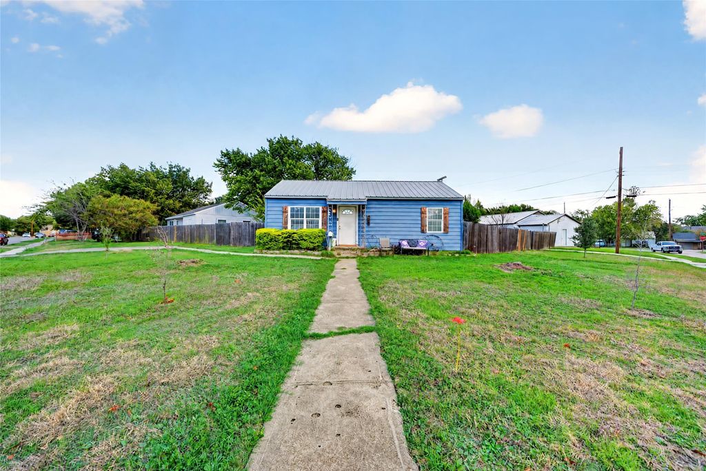 318 Charles Drive, Irving, TX 75060 — exterior