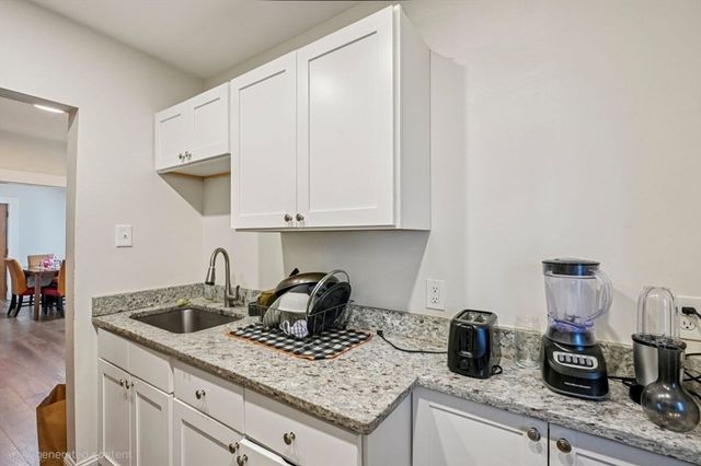 1 Rockdale Ave 1, Lowell, MA 01854