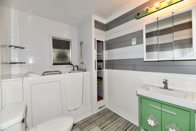 28 W 38th Street, Anderson, IN 46013