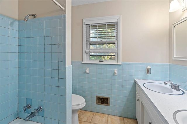 3813 Queen Ridge Drive, Independence, MO 64055