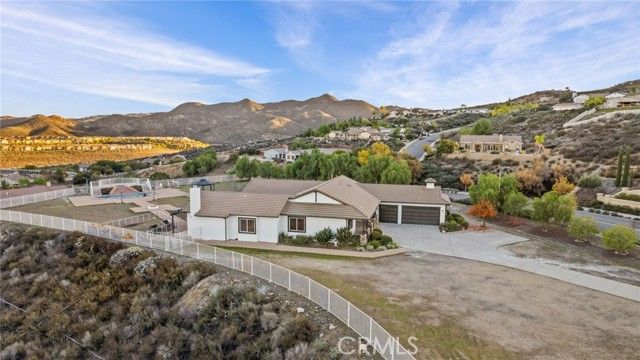 101 Via De La Valle, Lake Elsinore, CA 92532