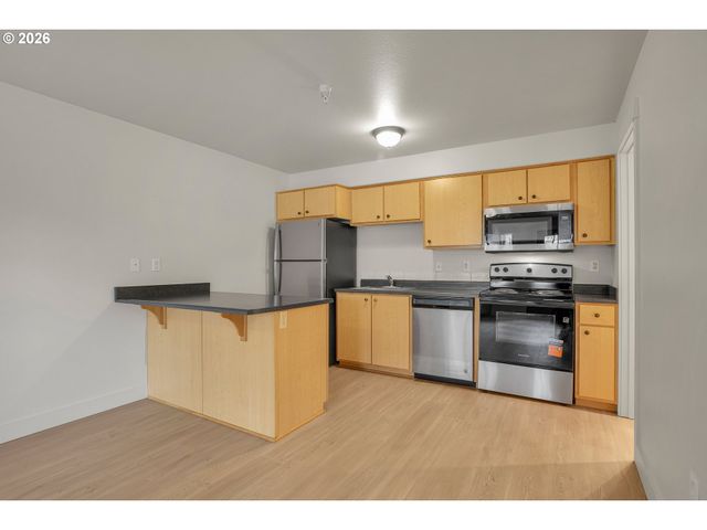 9837 Ne IRVING St 312, Portland, OR 97220