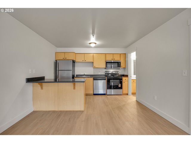 9837 Ne IRVING St 312, Portland, OR 97220
