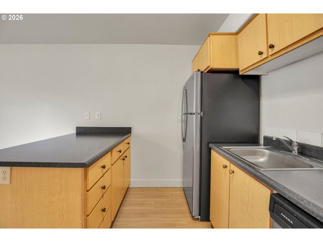 9837 Ne IRVING St 312, Portland, OR 97220