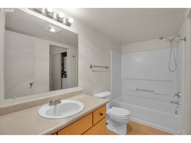 9837 Ne IRVING St 312, Portland, OR 97220