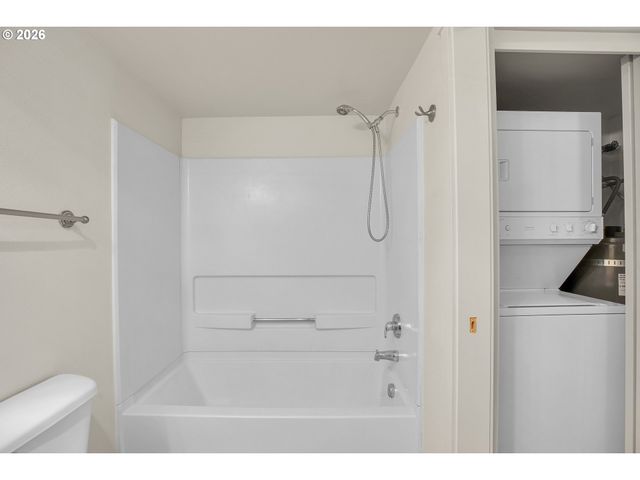 9837 Ne IRVING St 312, Portland, OR 97220