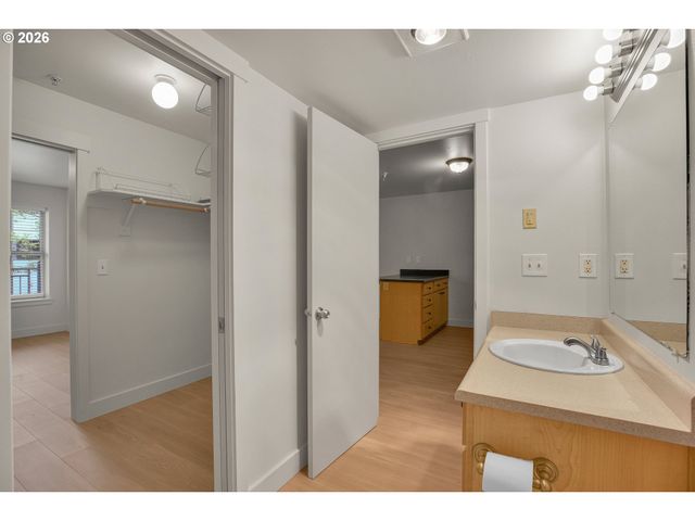 9837 Ne IRVING St 312, Portland, OR 97220