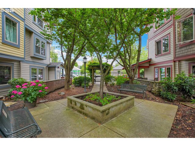 9837 Ne IRVING St 312, Portland, OR 97220