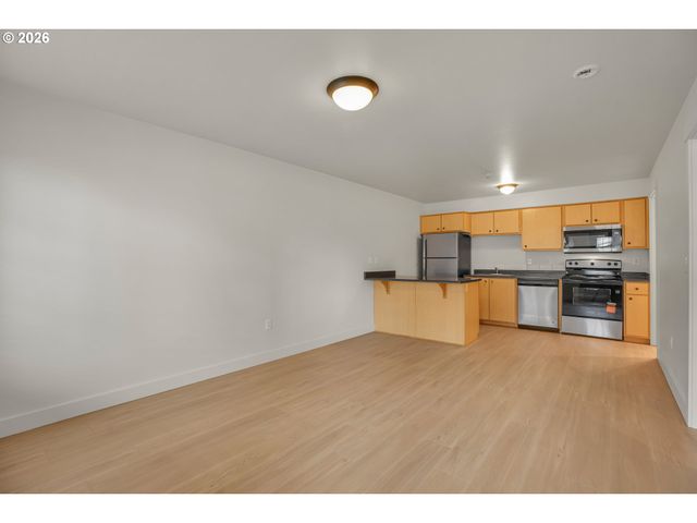 9837 Ne IRVING St 312, Portland, OR 97220