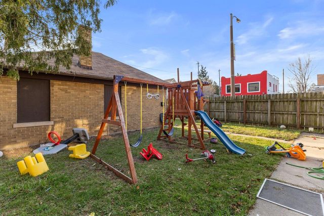 2704 N 46th STREET, Milwaukee, WI 53210