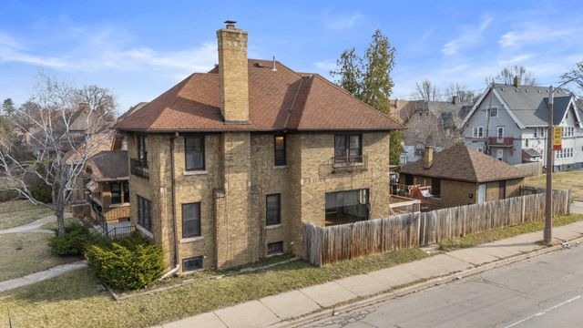 2704 N 46th STREET, Milwaukee, WI 53210