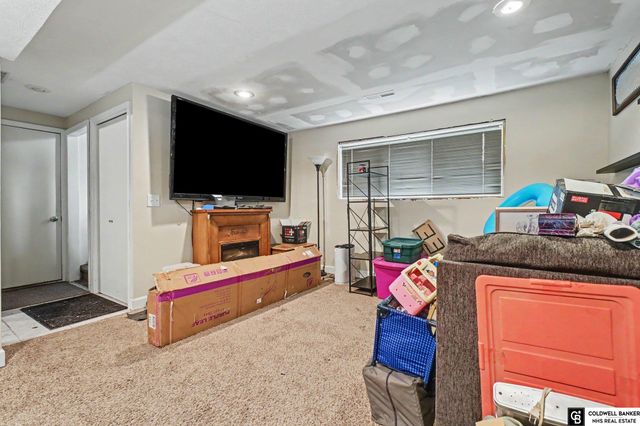 13572 Y Street, Omaha, NE 68137