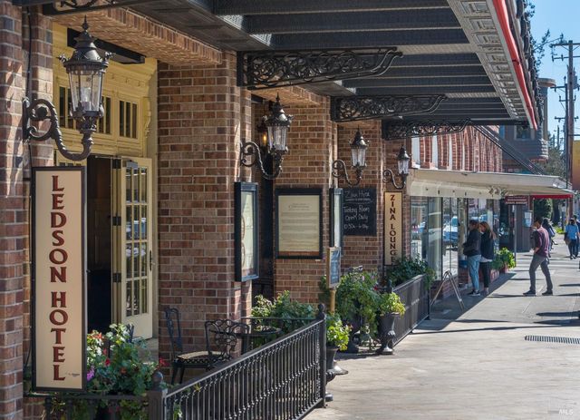 1366 Mission Dr, Sonoma, CA 95476