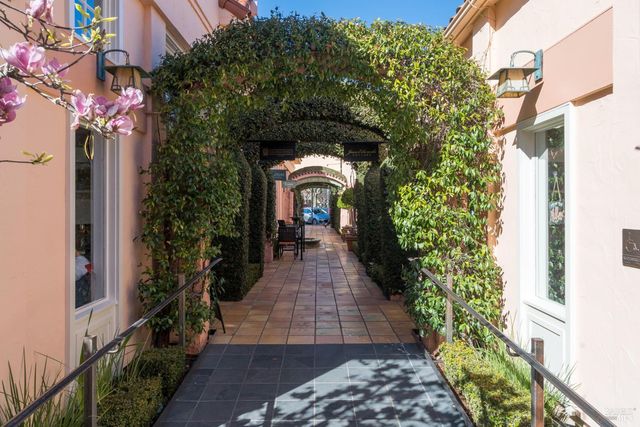 1366 Mission Dr, Sonoma, CA 95476