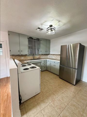 128 Harris Street, Bellville, TX 77418