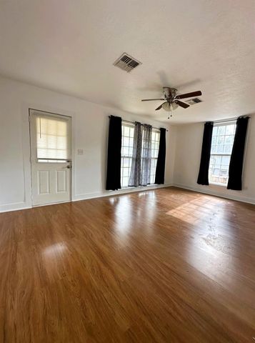 128 Harris Street, Bellville, TX 77418