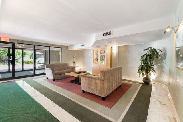 4601 W Touhy Avenue 408, Lincolnwood, IL 60712