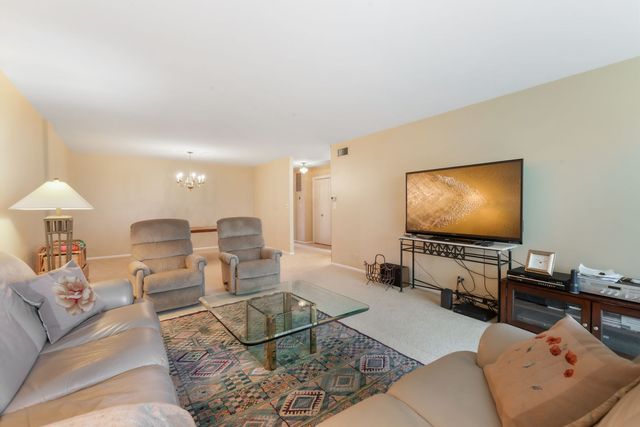 4601 W Touhy Avenue 408, Lincolnwood, IL 60712