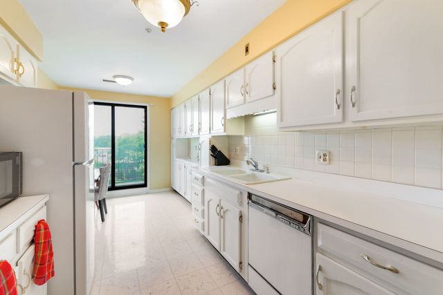 4601 W Touhy Avenue 408, Lincolnwood, IL 60712