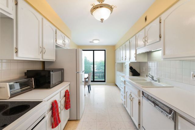 4601 W Touhy Avenue 408, Lincolnwood, IL 60712