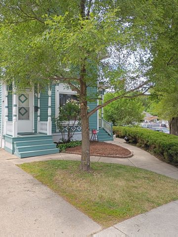 418 Saint Charles Street B, Elgin, IL 60120