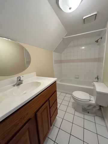 418 Saint Charles Street B, Elgin, IL 60120