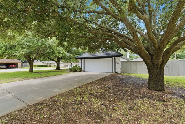 1111 Harbor Lakes Drive, Granbury, TX 76048