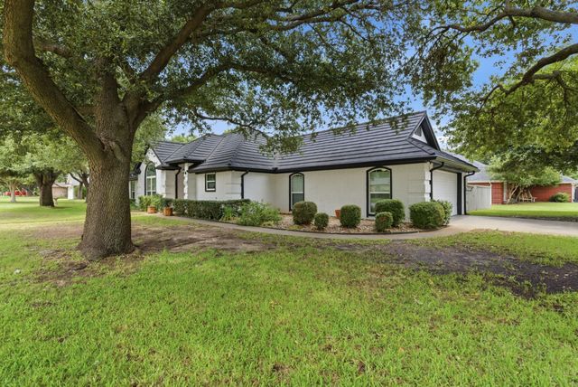 1111 Harbor Lakes Drive, Granbury, TX 76048