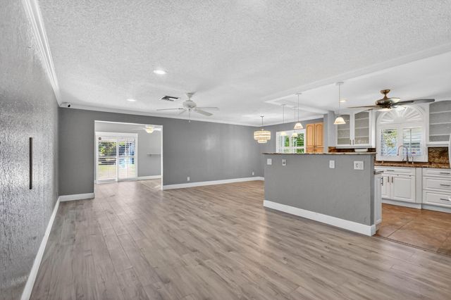 5926 Los Alamos Lane, Delray Beach, FL 33484