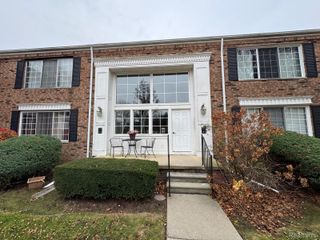587 E Fox Hills Drive, Bloomfield Hills, MI 48304